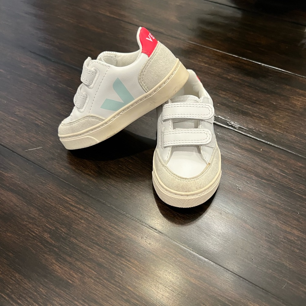 Veja Toddler Sneaker Size EUR 24/US 8